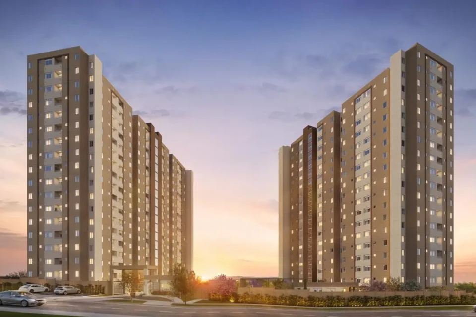 Torres residenciais ao pôr do sol